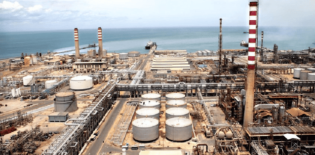 Pdvsa inició en 2020 las labores para reactivar las refinerías del país, obligado por la escasez de combustible y las largas filas de vehículos en las estaciones de servicio para surtir gasolina.  A pesar de la mejora en sus actividades, las refinerías aún no operan al 100% de su capacidad y se estima estén refinando entre 110.000 a 150.000 barriles diarios de combustible, entre gasolina y diésel.  «Por primera vez desde 2017 las cuatro refinerías de Venezuela están produciendo gasolina. En total 130.000 barriles diarios, pero siguen las colas en las estaciones de servicio en Venezuela», afirmó el dirigente sindical Iván Freites.  Por su parte, el analista petrolero Rafael Quiroz Serrano dijo igualmente que las cuatros refinerías están produciendo diferentes combustibles y espera que las operaciones terminen de normalizarse para que comiencen a trabajar a mayor capacidad.  «No se ha logrado cubrir la demanda del mercado interno porque deberíamos estar cubriendo por lo menos entre 220.000 y 240.000 barriles diarios. Estamos camino a esa cifra, repito creo que se están haciendo esfuerzos y hasta ahora pareciera que se está manejando un tanto mejor a la industria», indicó Quiroz Serrano.  Con información de Tal Cual