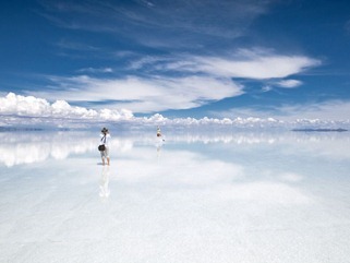 tourists-salar-de-uyuni-bolivia_62758_990x742