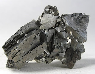 Arsenopyrite dengan warna metalik besi yang mengagumkan, namun memiliki kandungan arsenik yang berbahaya bagi makhluk hidup dan lingkungan