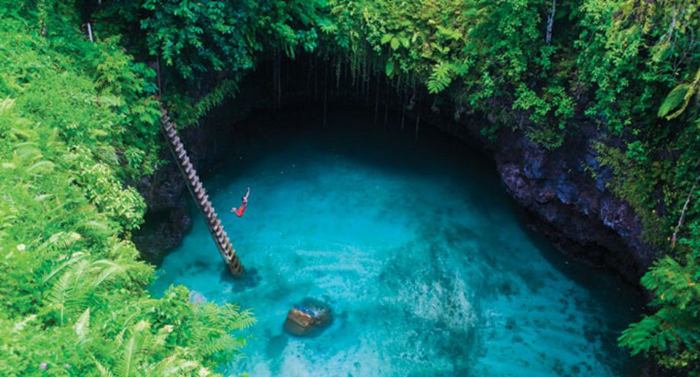Lake in the Hole — To Sua Ocean Trench in Samoa Independent State of Samoa - an island nation located in the South Pacific Ocean. For tourists who love to spend time after study has interesting corners of our planet, here is a great place. Get even, for example, is a picturesque little lake called the To Sua Ocean Trench, located near the National Park in the village of lotus-eaters.