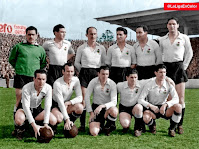 REAL SANTANDER S. D. - Santander, España - Temporada 1953-54 - Ortega, Barrenechea, Echave, Ruiz Toro, Santiago Vázquez y Marquitos; Moro, León, Magritas, Alsúa II y Martínez - REAL SANTANDER 4 (Magritas, Alsua II 2 y Martínez), BARCELONA 3 (Manchón 2 y Moreno) - 21/03/1954 - Liga de 1ª División, jornada 25 - Santander, Campo del Sardinero - El Santander se clasificó 8º en la Liga, con Juan Ochoa de entrenador