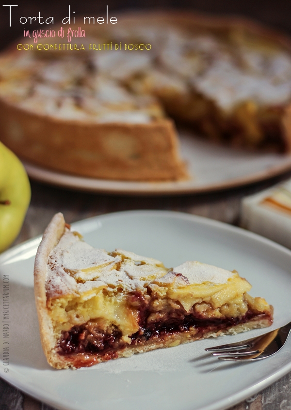 Torta di mele in guscio di frolla con confettura frutti di bosco