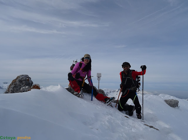 Disfrutando en la cima de Peña del Viento