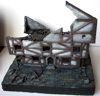 Makieta do gry bitewnej Mordheim, ruiny budynku w stylu muru pruskiego