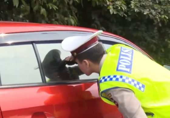 VIDEO Bercinta di Pinggir Jalan Tol Cikampek, Sepasang Mahasiswa Digrebek Polisi