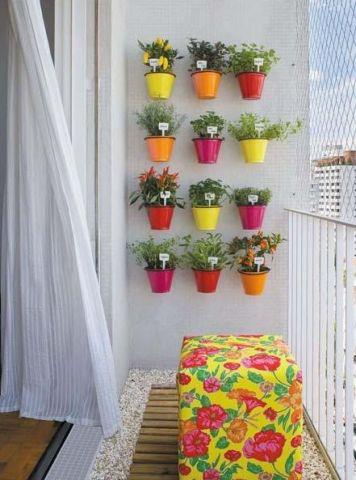 Rumah  Taman on Inspirasi Taman Mini Pada Balkon Rumah Dengan Pot Gantung Warna Warni