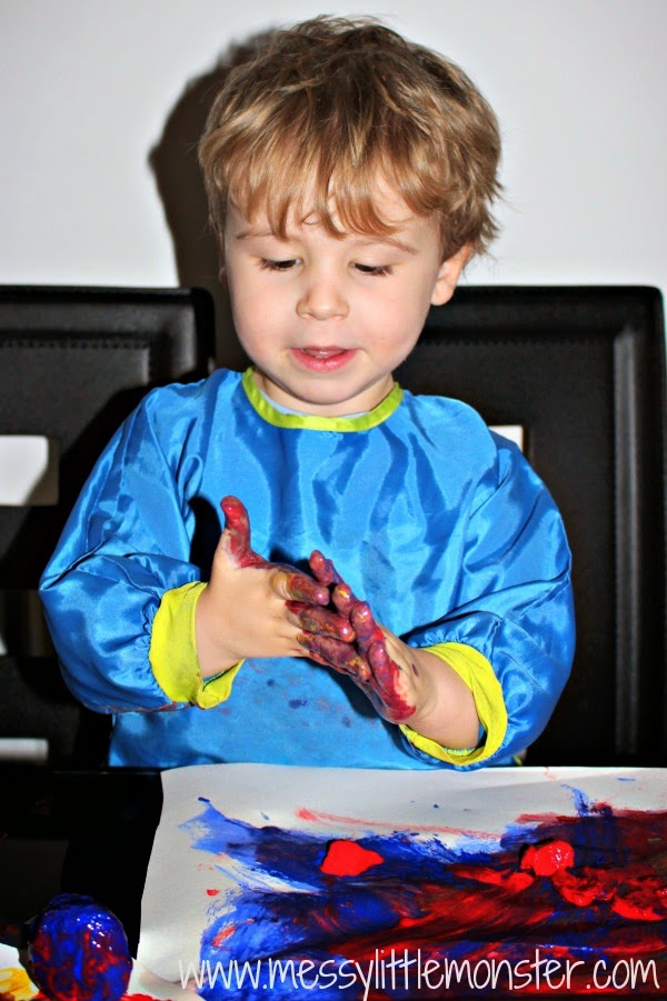 Ice painting - fun art ideas for kids. Toddlers and preschoolers will love this easy art technique. A simple science and colour learning activity for kids.