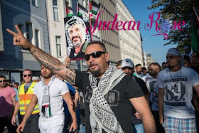 [[File:Openly antisemitic Protester in Berlin (17.7.2014).jpg|Openly antisemitic Protester in Berlin (17.7.2014)]]