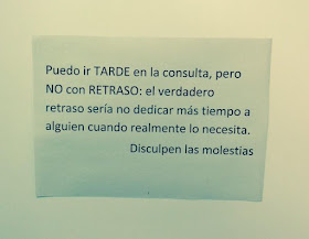 Cartel en consulta sobre retraso