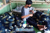 Elaf Tour Travel Kembali Membuka Perjalanan Umroh Dengan Memesan Souvenir Bantal Leher di Bonekamu