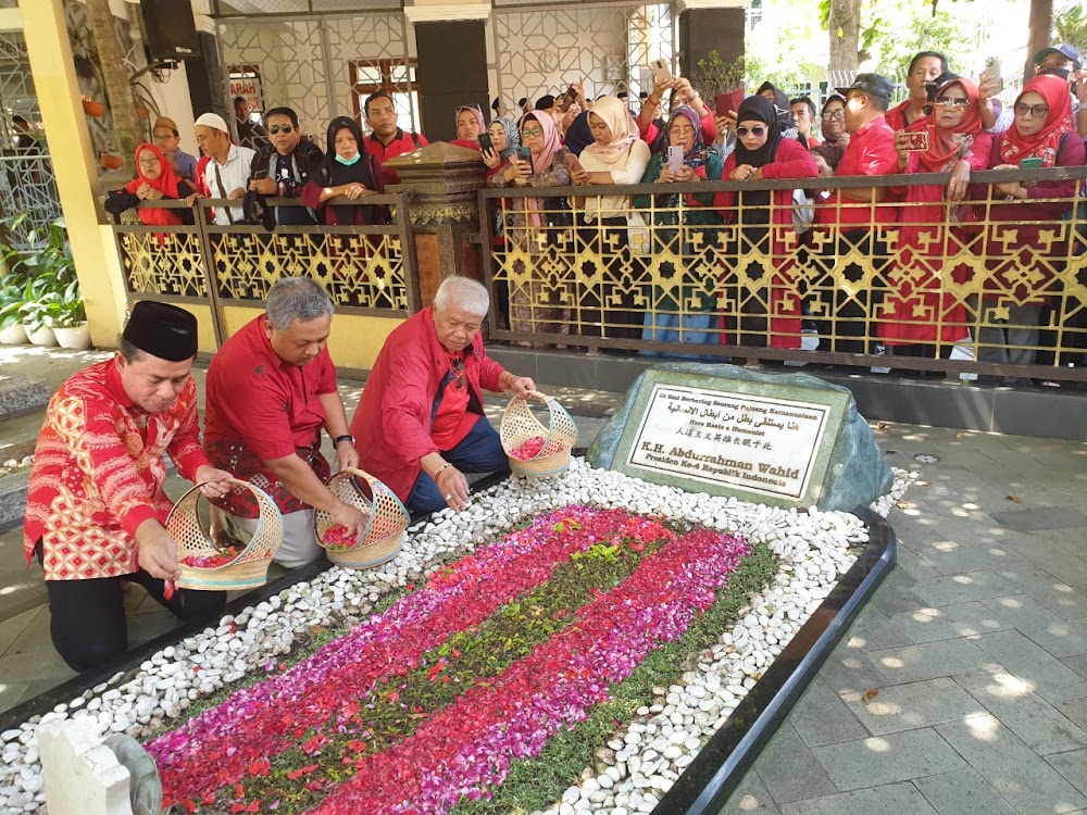 Rachmat Hidayat dan Kader PDIP Lanjutkan Ziarah ke Makam Pendiri NU dan Gus Dur
