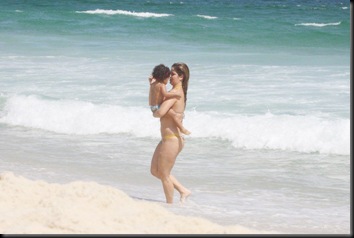 Samara Felippo leva a filha à praia, no Rio