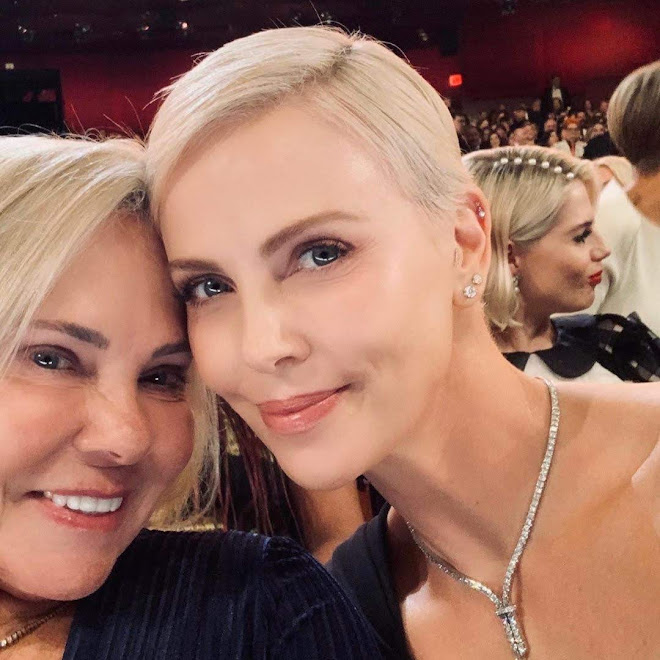 Charlize Theron's Oscars Selfie : 第92回 アカデミー賞 授賞式でのシャーリーズ・セロンのゴージャスな自撮り! !