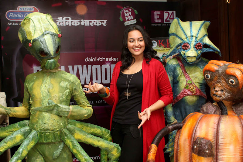 Sonakshi Sinha Promotes Joker with Aliens Movie images navel show