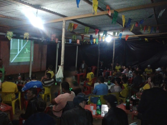 dezenas de pessoas acompanharam o jogo da seleção na churrascaria de Marconi 