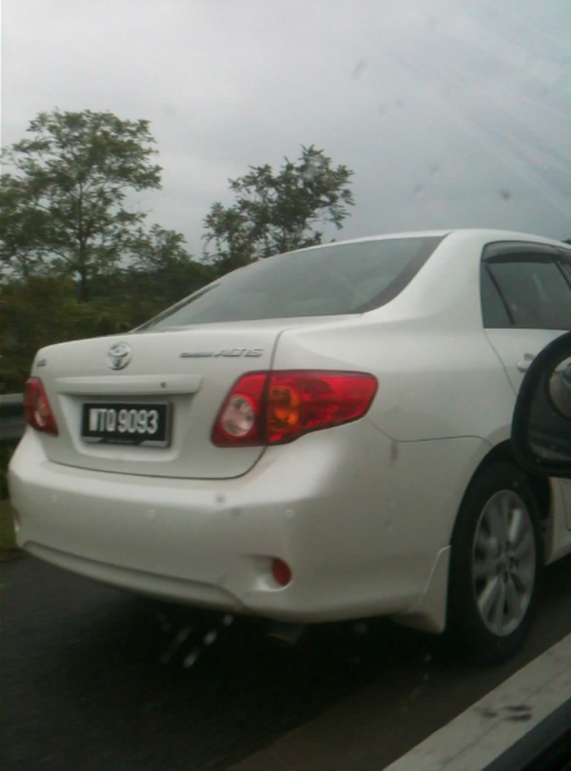 Stupid Malaysian Drivers: Overtaking On Emergency Lane 