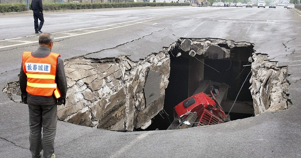 Jalan pecah, lori jatuh dalam lubang bawah tanah - Unikversiti