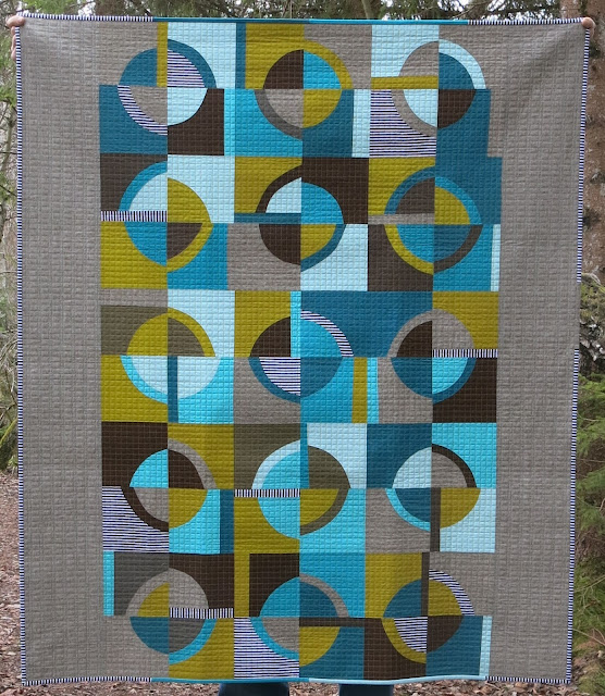 Luna Lovequilts - Retro, a finished quilt with improv curves