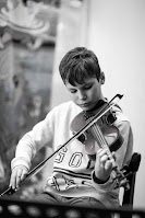 Violinista principiante impara a suonare il violino