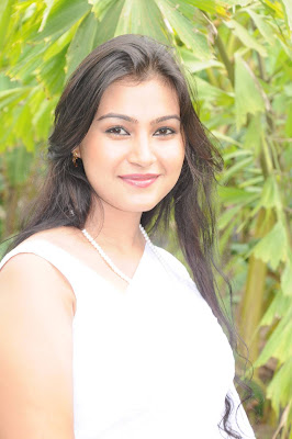 Hot Tamil Actress in White Saree Photos+ Actress in Saree Navel Show Photos