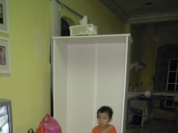 Wordless Wednesday : Merenung nasib di rumah kongsi..