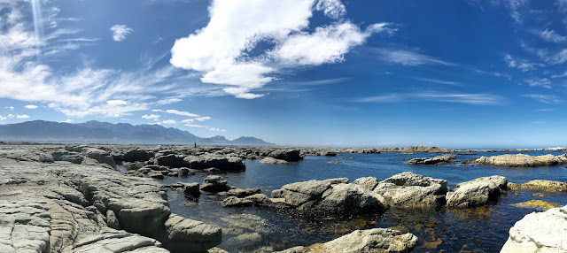 位於基督城北邊的凱庫拉 Kaikoura 岸邊的岩石及仙氣美雲