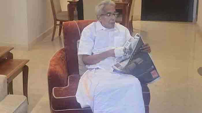 Son Chandi Oommen shared new picture of Oommen Chandy sitting in room reading a newspaper, Bangalore, News, Facebook Post, Oommen Chandy, Hospital, Treatment, National
