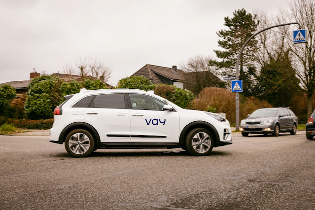 Vay logra un hito histórico al hacer circular  su primer coche eléctrico sin conductor por Hamburgo