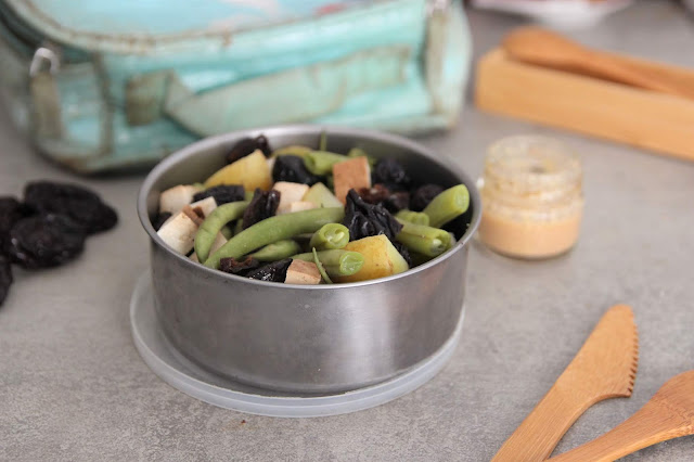 Cuillère et saladier : Salade de haricots verts, pommes de terre, tofu fumé, pruneaux et olives