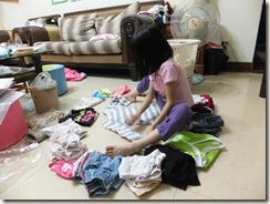 妹妹摺衣服 004