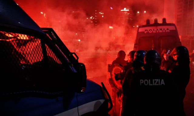 مظاهرات عنيفة في إيطاليا احتجاجا على إجراءات مكافحة فيروس كورونا (فيديو)!