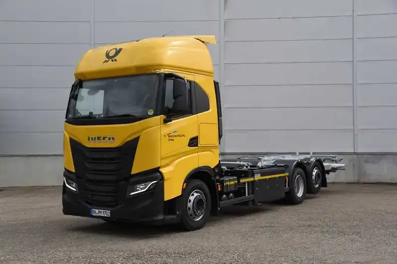 IVECO S-Way 6x2 movido a gás da DHL