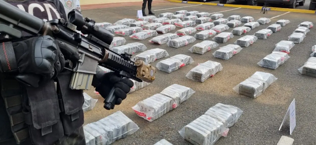 Golpe al narco: En persecución marítima  decomisan 900 paquetes de droga 