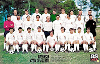 VALENCIA C. F. - Valencia, España - Temporada 1970-71 - Sánchez Lage (ayudante técnico), Forment, Antón, Sol, Abelardo, Tatono, Claramunt II, Amadeo (2º entrenador) y Ricardo de la Virgen (masajista); Cota, Ansola, Martínez, Pellicer, Alfredo Di Stéfano (entrenador), Paquito, Barrachina, Aníbal Pérez y Pesudo; Jara, Carbonell, Nebot, Videgany, Valdz, Sergio, Fuertes, Claramunt I y Poli - Plantilla del VALENCIA, que, con  Alfredo Di Stéfano de entrenador, ganó el TÍTULO DE LIGA por cuarta vez en su historia