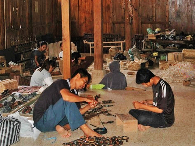 Melihat Lebih Dekat Proses Pembuatan Batik Kayu  di Desa 