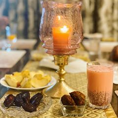 हिना खान के घर इफ्तार के समय यूं सजा दस्तरखान, सोशल मीडिया पर वायरल हो रही हैं Photo
