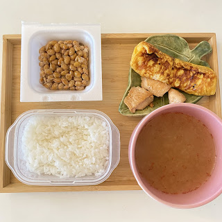 ごはんと照り焼きチキンと卵焼きと納豆とお味噌汁