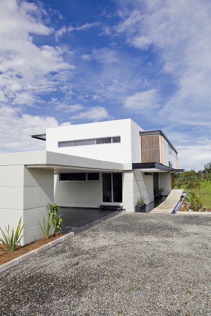 Covered entrance of Modern architecture house by Carlos Molina