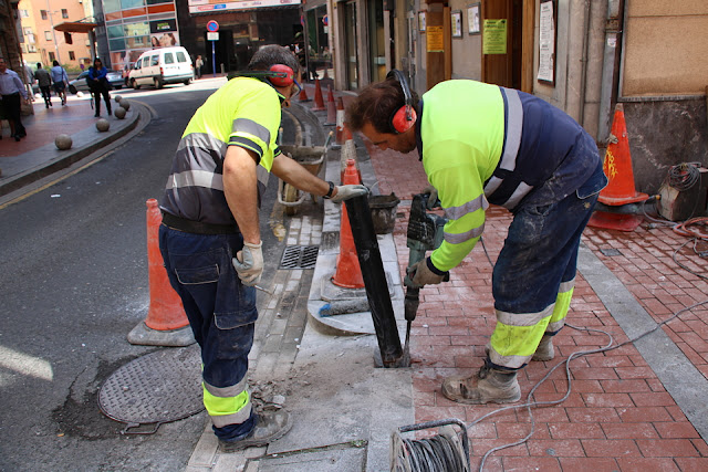 Trabajadores municipales retiran pivotes en la calle Arrandi