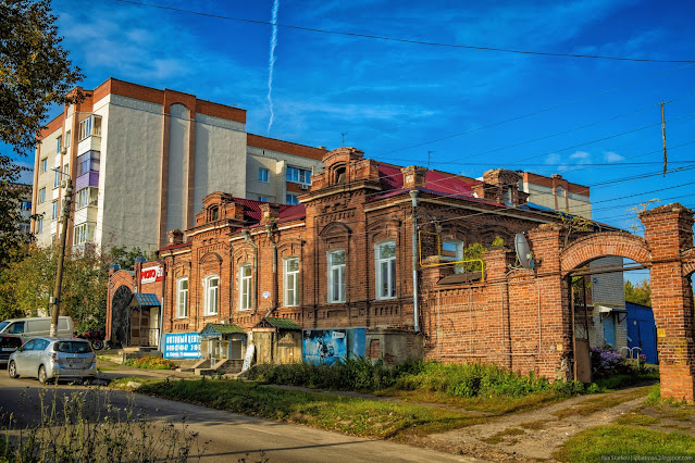 Старое одноэтажное кирпичное здание