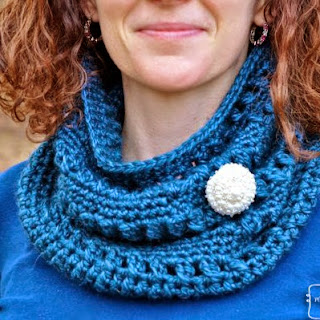 http://translate.google.es/translate?hl=es&sl=en&tl=es&u=http%3A%2F%2Fmymerrymessylife.com%2F2014%2F02%2Fcrochet-cozy-cowl-free-pattern.html