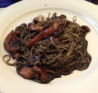 Spaghetti al nero di sépia em Veneza