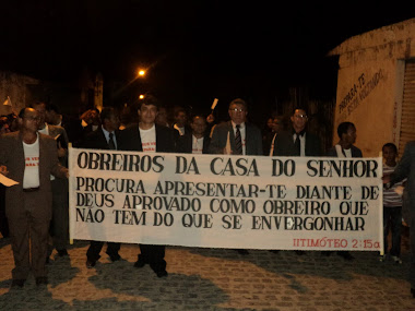 O PR. JOSÉ RODRIGUES PEREIRA COM OS OBREIROS NA CAMINHADA PELAS PRINCIPAIS RUAS DE PORTO CALVO-AL