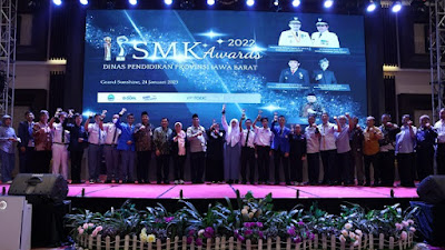 Disdik Jabar Serahkan Ragam Apresiasi di SMK Award 2022