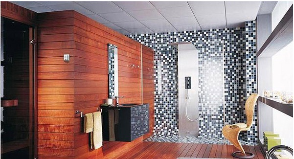 Kamar Mandi Unik dengan Dinding Mozaik Warna-Warni