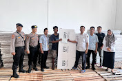 Logistik Bilik Suara Pemilu Tiba, Polres Pringsewu Lakukan Pengawalan