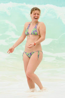 Kelly Clarkson in Bikini Photo Gallery