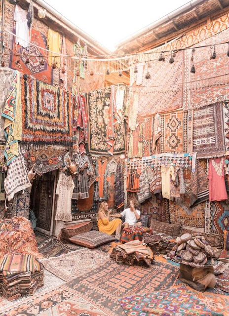 Đến thị trấn Goreme thuộc vùng Cappadocia, bạn sẽ choáng ngợp với những cửa hàng bán thảm được dệt thủ công cùng những món đồ mỹ nghệ tuyệt đẹp khác. Những chiếc thảm, khăn tay, vỏ gối… được bày bán ở đây đầy ắp những tông màu ấm áp với những họa tiết mang nét đặc trưng của Thổ Nhĩ Kỳ. 