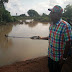 Governor Samuel Ortom Kills A Snake During Inspection At River Guma (Photos)