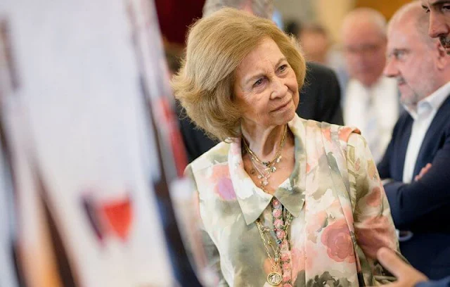 Queen Sofia wore a floral print silk long blouse, and floral print trousers. Vocento Gastronomía and ICEX-Foods